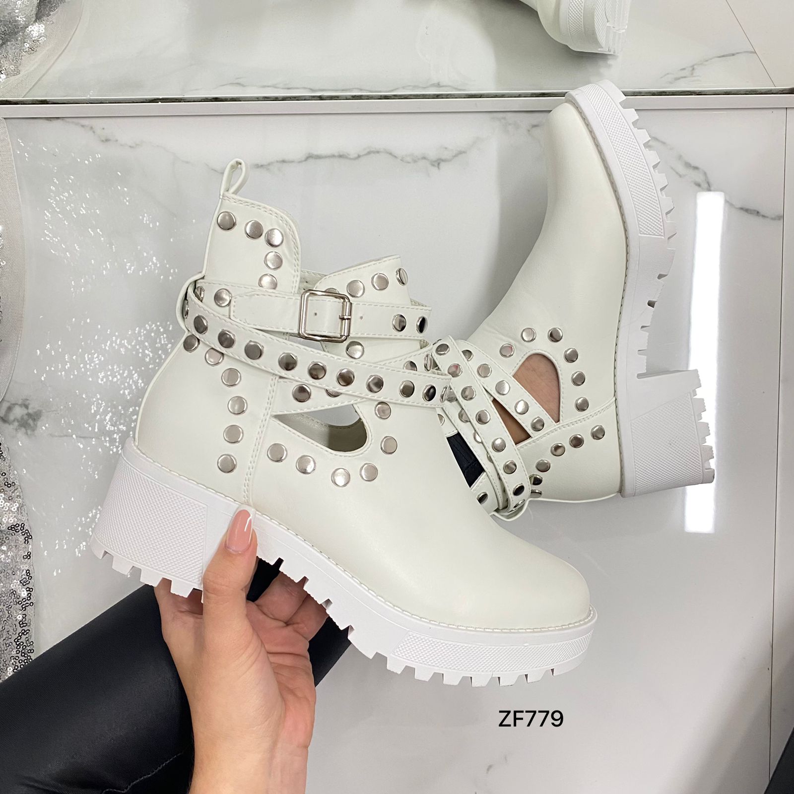 Botin blanco apliques plateados tacon 5cm 8355 C-66